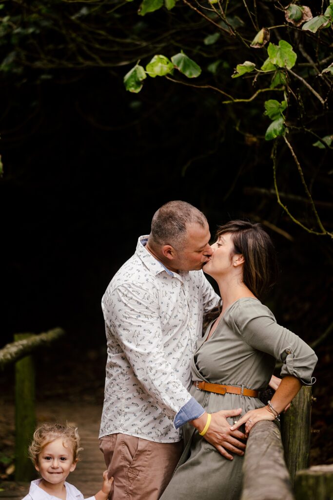 couple kissing